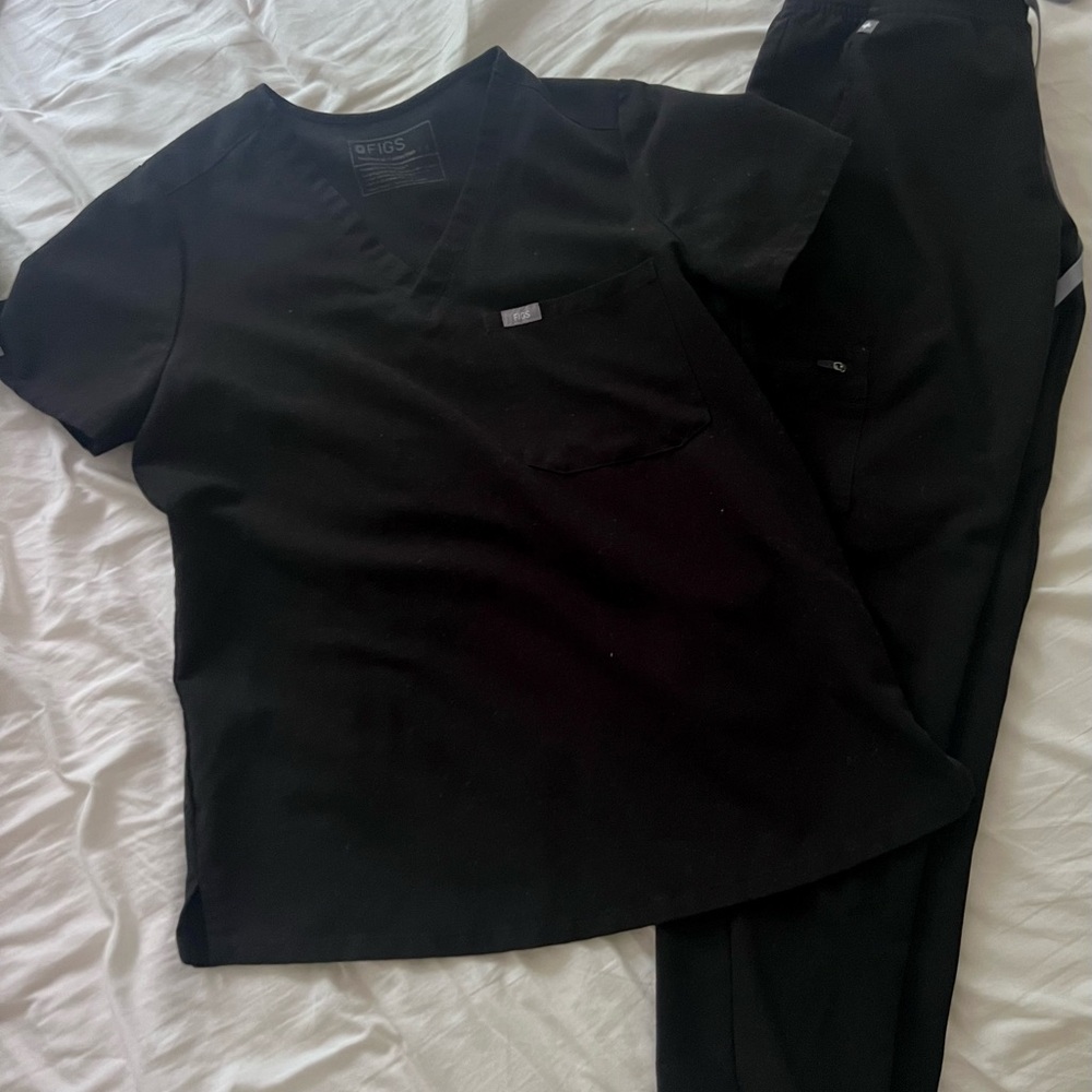 Figs Women’s Black Scrub Top and Joggers